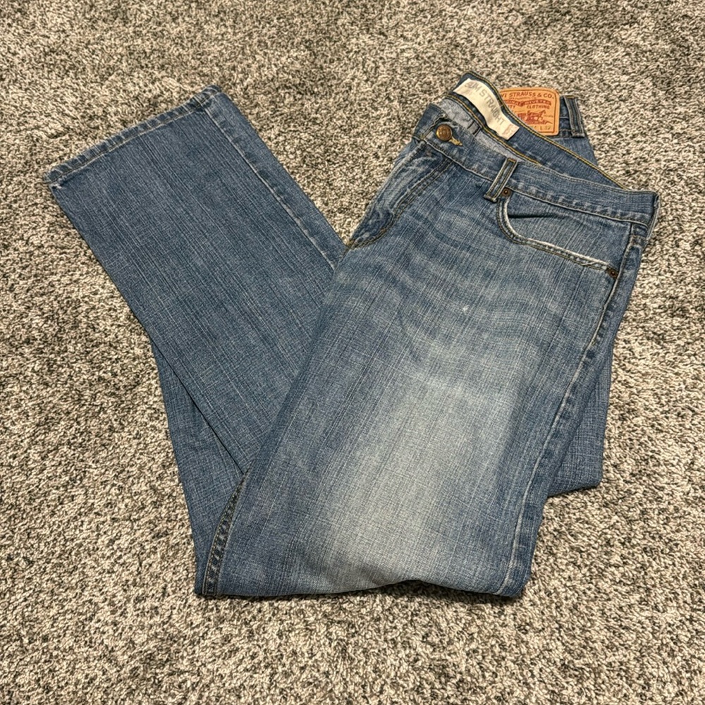 {Levis} jeans